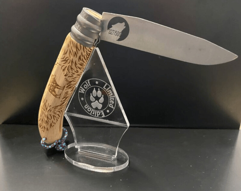 Präsentationsständer Plexiglas für Taschenmesser L`Alpage, Motiv Wolf Präsentationsständer Plexiglas für Taschenmesser L`Alpage, Motiv Wolf