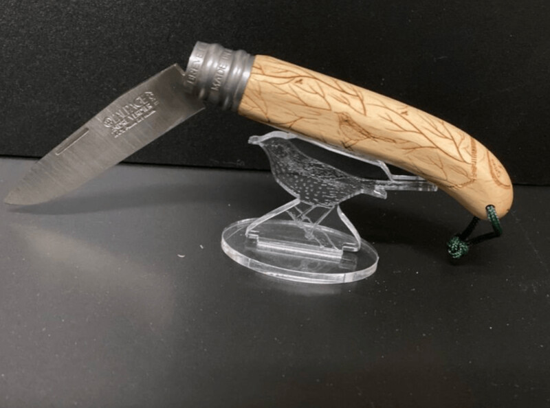 Präsentationsständer Plexiglas für Taschenmesser L`Alpage, Motiv Drossel Präsentationsständer Plexiglas für Taschenmesser L`Alpage, Motiv Drossel