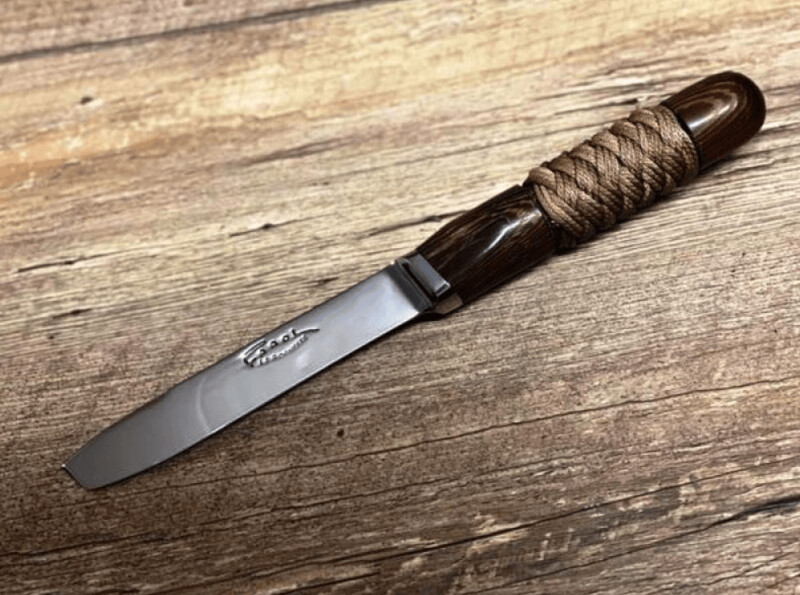 Der Forban, Griff Wenge mit Geflecht im Griff und Gürtellederholster Der Forban, Griff Wenge mit Geflecht im Griff und Gürtellederholster