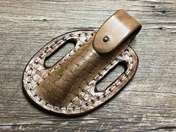 Gürtellederholster, Farbe beige, Bullen-Kernleder, gepunzt und doppelt vernäht für Laguiole Taschenmesser und andere Messer