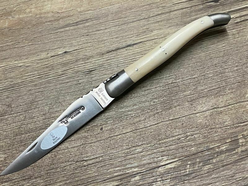 Laguiole en Aubrac 12 cm, geschmiedete Biene, Griff Rinderbein weiß Laguiole en Aubrac 12 cm, geschmiedete Biene, Griff Rinderbein weiß