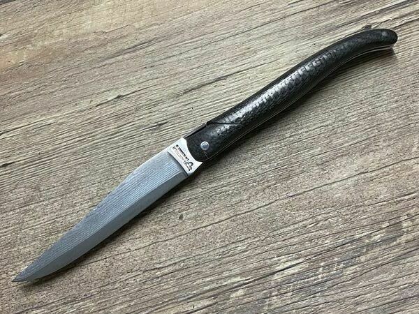 Laguiole en Aubrac 12 cm, Modell Grand Prix,  Voller Griff Carbon, geschmiedete Biene, japanische Damastklinge