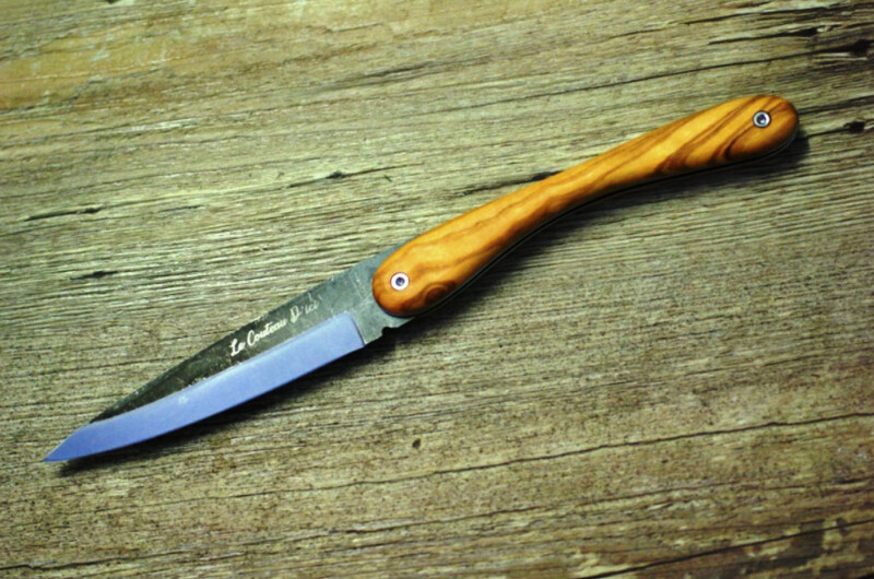 Laguiole en Aubrac, Couteau d`ici (das Messer von hier), klassisches Piémontais mit lentille, roh belassene Karbonklinge, Griff Olivenholz Laguiole en Aubrac, Couteau d`ici (das Messer von hier), klassisches Piémontais mit lentille, roh belassene Karbonklinge, Griff Olivenholz