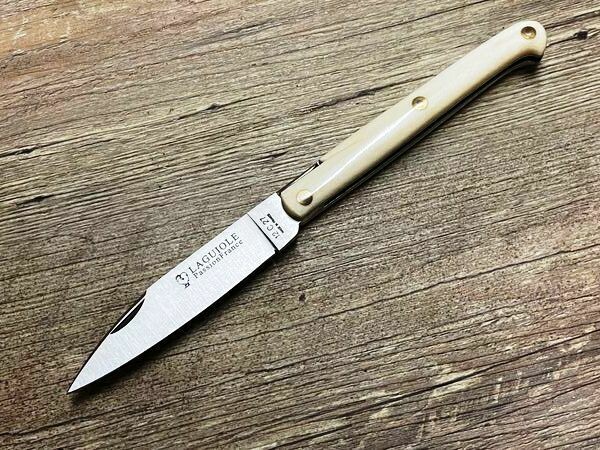 Das Laguiole 1850 mit Mouche oval, Griff Rinderbein weiß, "...es war einmal..." Schmiede ARTO über PassionFrance