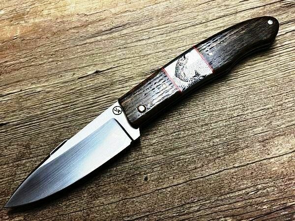 Jagd- und Anglermesser Vent d`Aubrac, Modell Trapu als Slip Joint Messer, Mooreiche, Mitres centrale mit Forelle und Hecht ziseliert Jagd- und Anglermesser Vent d`Aubrac, Modell Trapu als Slip Joint Messer, Mooreiche, Mitres centrale mit Forelle und Hecht ziseliert