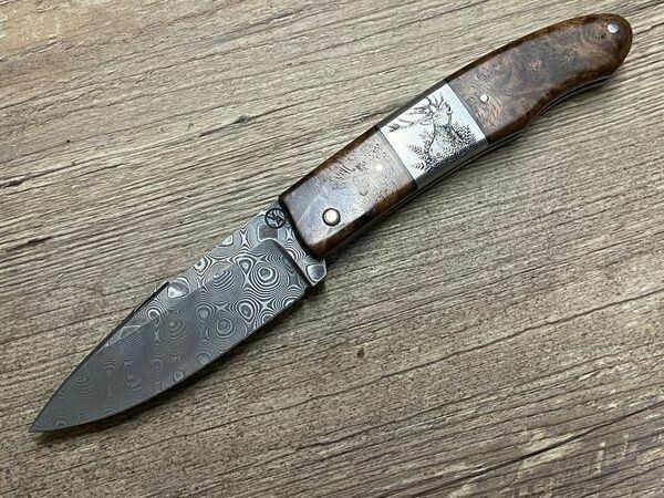 Jagdmesser Vent d`Aubrac, Modell Trapu als Slip Joint Messer, Nussbaumwurzel, Mitres centrale mit Wildschwein und Hirsch ziseliert Jagdmesser Vent d`Aubrac, Modell Trapu als Slip Joint Messer, Nussbaumwurzel, Mitres centrale mit Wildschwein und Hirsch ziseliert