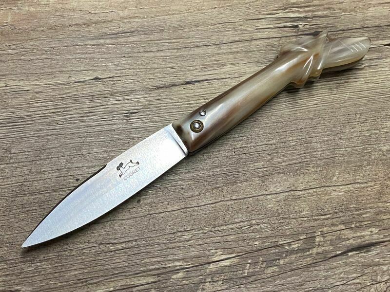 Das Capucin, Modell Chien, französisches Taschenmesser, Griff geflammte Hornspitze, handgeschnitzter Hundekopf, Schmiede Coutellerie COGNET Das Capucin, Modell Chien, französisches Taschenmesser, Griff geflammte Hornspitze, handgeschnitzter Hundekopf, Schmiede Coutellerie COGNET