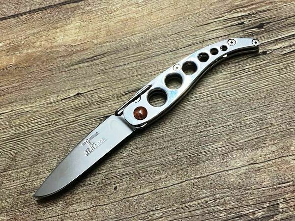 Maritimes Designermesser Profil in spiegelglänzendem Aluminium Maritimes Designermesser Profil in spiegelglänzendem Aluminium