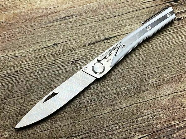 Das S 4, ein High-End-Produkt aus Thiers, Griffbeschalung Corian weiß, Schmiede Actilam