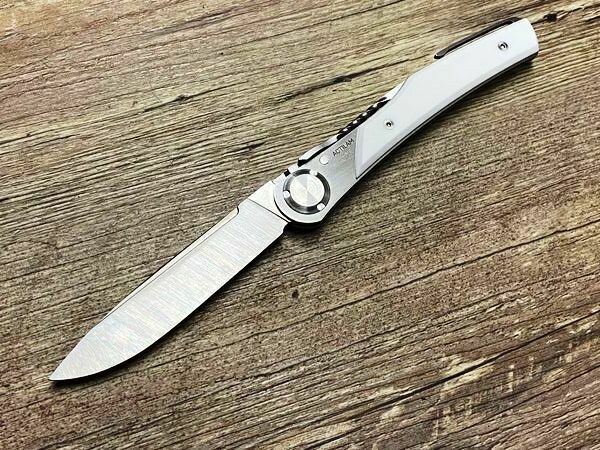 Das T 3, ein High-End-Produkt aus Thiers, Griffbeschalung Corian weiß, Schmiede Actilam