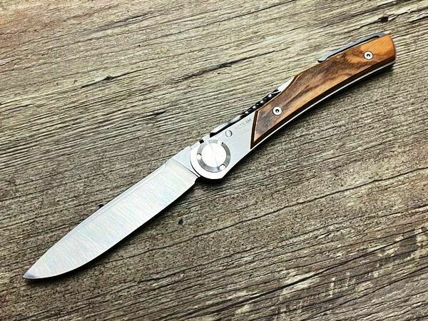 Das T 3, ein High-End-Produkt aus Thiers, Griffbeschalung Olivenholzwurzel, Schmiede Actilam