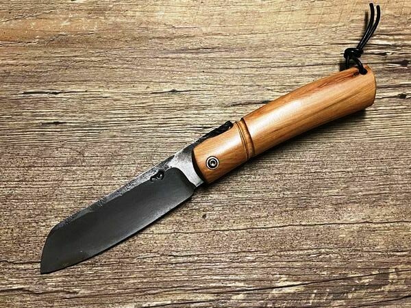 PIÉMONTAIS Olivenholz, gedrehte PIÉMONTAIS Olivenholz, gedrehte "lentille" roh geschmiedete Klinge, Griff mit Verzierung und Öse für Fangriemen, Mickael Moing