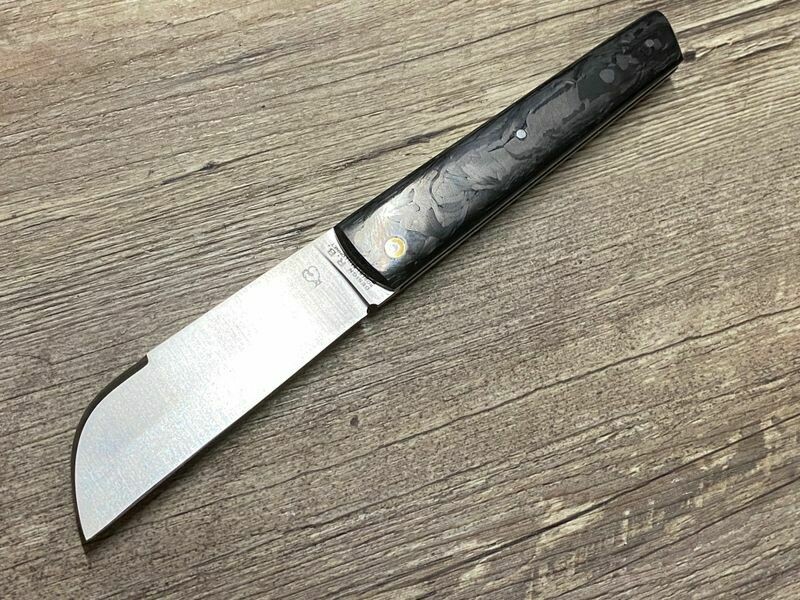 Das Seurre, maritimes Taschenmesser, Design ROBERT BEILLONNET, Klinge RWL 34 (Hochleistungsstahl), Griff Kohlefaser-Explosionsdamast Schmiede PassionFrance Das Seurre, maritimes Taschenmesser, Design ROBERT BEILLONNET, Klinge RWL 34 (Hochleistungsstahl), Griff Kohlefaser-Explosionsdamast Schmiede PassionFrance