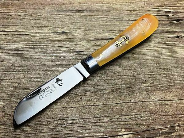 L`Amor oder das London, maritimes Taschenmesser, Klinge Karbonstahl, Griff blonde Hornspitze mit Messingeinlage, Schmiede Thiers Issard L`Amor oder das London, maritimes Taschenmesser, Klinge Karbonstahl, Griff blonde Hornspitze mit Messingeinlage, Schmiede Thiers Issard