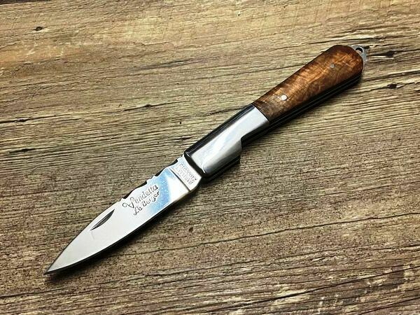 Vendetta, Modell Octogonale, Griff Olivenholz, Klingenrückenverzierung, Coutellerie du Bastion Le Berger Vendetta, Modell Octogonale, Griff Olivenholz, Klingenrückenverzierung, Coutellerie du Bastion Le Berger