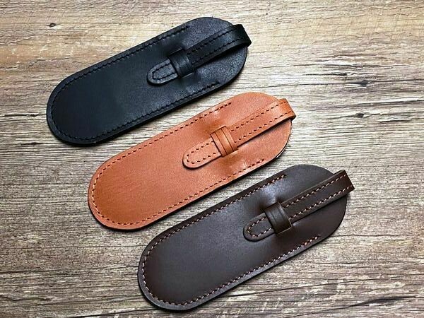 Max Capdebarthes, feines Steck-Etui mit Schlaufe, Modell Poche Patte, Rindsleder, Farbe schwarz, hellbraun oder choco für schlanke Taschenmesser bis 12 cm Länge Max Capdebarthes, feines Steck-Etui mit Schlaufe, Modell Poche Patte, Rindsleder, Farbe schwarz, hellbraun oder choco für schlanke Taschenmesser bis 12 cm Länge