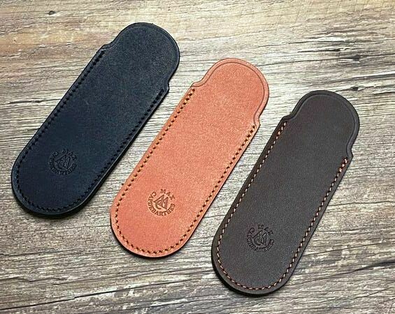 Max Capdebarthes, feines Steck-Etui, Rindsleder, Farbe schwarz, hellbraun oder choco für Laguiole Taschenmesser oder schlanke Taschenmesser bis 13 cm Länge Max Capdebarthes, feines Steck-Etui, Rindsleder, Farbe schwarz, hellbraun oder choco für Laguiole Taschenmesser oder schlanke Taschenmesser bis 13 cm Länge