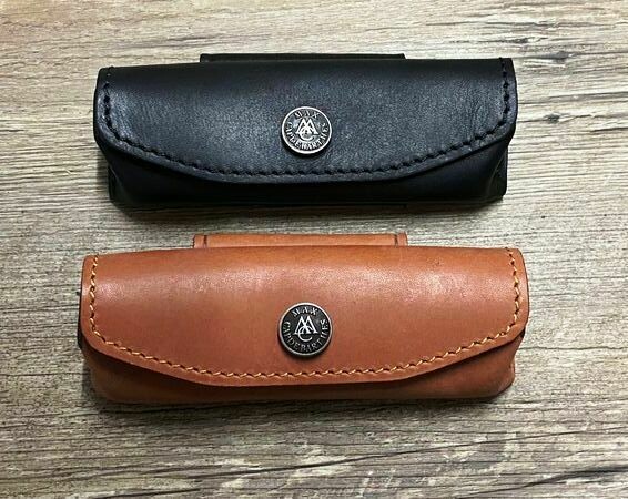 Max Capdebarthes, feines Gürtellederholster aus Rindsleder, Modell Provencal, Farbe hellbraun oder schwarz für Laguiole Taschenmesser oder schlanke Taschenmesser bis 13 cm Länge Max Capdebarthes, feines Gürtellederholster aus Rindsleder, Modell Provencal, Farbe hellbraun oder schwarz für Laguiole Taschenmesser oder schlanke Taschenmesser bis 13 cm Länge