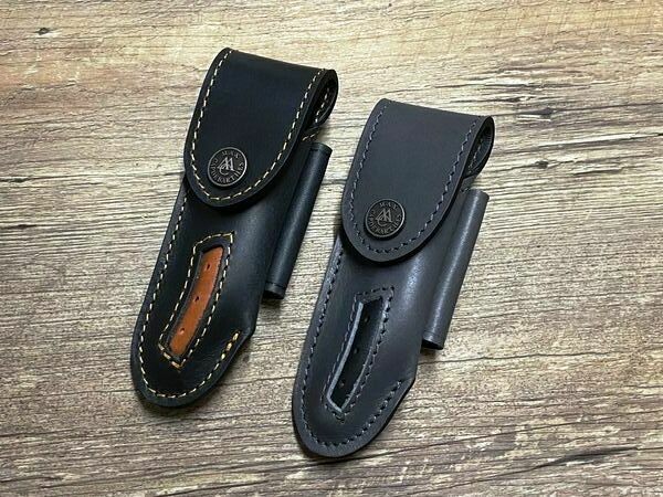 Max Capdebarthes, feines Gürtellederholster aus Rindsleder, Modell T Max mit Fenster, Farbe schwarz oder grau für Laguiole Taschenmesser oder schlanke Taschenmesser bis 13 cm Länge Max Capdebarthes, feines Gürtellederholster aus Rindsleder, Modell T Max mit Fenster, Farbe schwarz oder grau für Laguiole Taschenmesser oder schlanke Taschenmesser bis 13 cm Länge