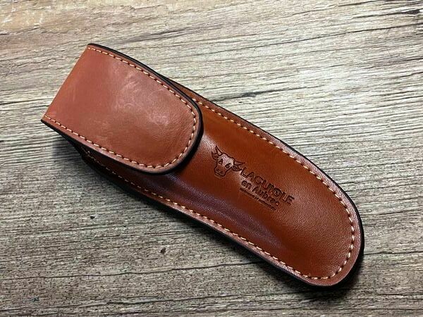 Laguiole en Aubrac Gürtellederholster für Laguiole Taschenmesser bis 12 cm, Farbe hellbraun, doppelt vernäht, Druckknopf verdeckt Laguiole en Aubrac Gürtellederholster für Laguiole Taschenmesser bis 12 cm, Farbe hellbraun, doppelt vernäht, Druckknopf verdeckt