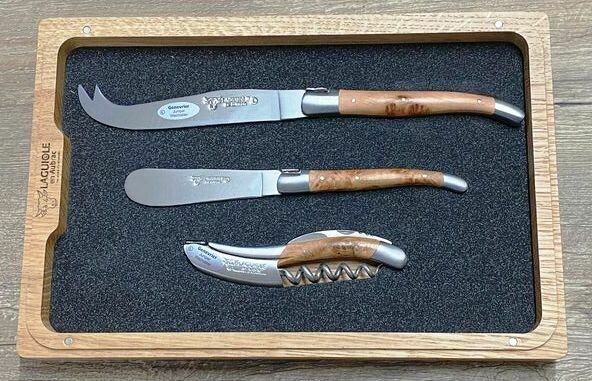 Dreiteiliges Wein-Käse-Set, Griff Wacholder, Laguiole en Aubrac Dreiteiliges Wein-Käse-Set, Griff Wacholder, Laguiole en Aubrac