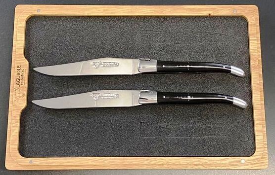 2 Stück Steakmesser Tafelmesser Laguiole en Aubrac, Griff Büffelhorn poliert 2 Stück Steakmesser Tafelmesser Laguiole en Aubrac, Griff Büffelhorn poliert