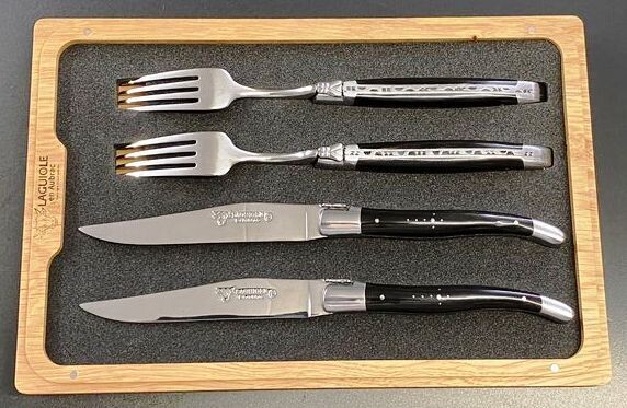 Steakmesser Tafelmesser Set,  Laguiole en Aubrac, Griff Büffelhorn poliert (zwei Stück Steakmesser und zwei Stück Gabel)