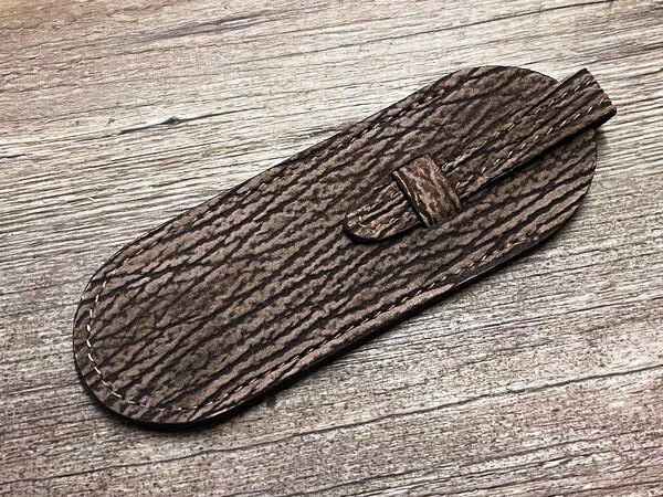 Max Capdebarthes, feines Steck-Etui aus Haifischleder (Echtleder) mit Schlaufe, Modell Poche Patte, für Laguiole Taschenmesser mit und ohne Doppelplatine und schlanke Taschenmesser bis 12 cm Länge Max Capdebarthes, feines Steck-Etui aus Haifischleder (Echtleder) mit Schlaufe, Modell Poche Patte, für Laguiole Taschenmesser mit und ohne Doppelplatine und schlanke Taschenmesser bis 12 cm Länge