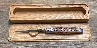 Laguiole en Aubrac, Holzkiste aus Eiche mit Präsentationsständer für hochwertige Laguiole Taschenmesser und andere Taschenmesser bis 23,5 cm