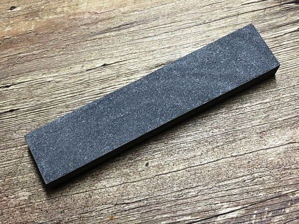 Schleifstein, Wetzstein (Naturstein, Pyrenäen), zwei Körnungen, mittel und fein, Trocken- und Nassschliff,  16 x 3,5 x 1,5 cm