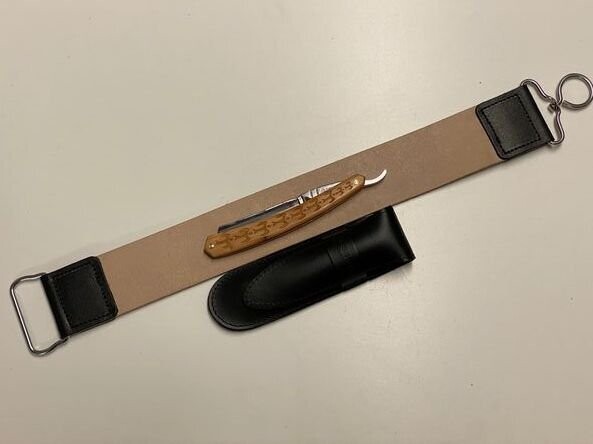 Rasiermesser von Thiers Issard 6/8",  Griff Wacholder mit Motiv, Klingenrücken verziert,  mit Streichriemen und Leder-Etui