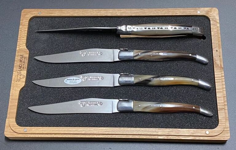 4 Stück Steakmesser Tafelmesser Laguiole en Aubrac, Griff geflammte Hornspitze poliert
