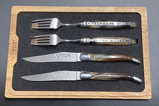 Steakmesser Tafelmesser Set, Laguiole en Aubrac, Griff geflammte Hornspitze poliert (zwei Stück Steakmesser und zwei Stück Gabel) Steakmesser Tafelmesser Set, Laguiole en Aubrac, Griff geflammte Hornspitze poliert (zwei Stück Steakmesser und zwei Stück Gabel)