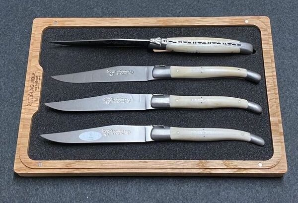 4 Stück Steakmesser Tafelmesser Laguiole en Aubrac, Griff Knochen weiß 4 Stück Steakmesser Tafelmesser Laguiole en Aubrac, Griff Knochen weiß