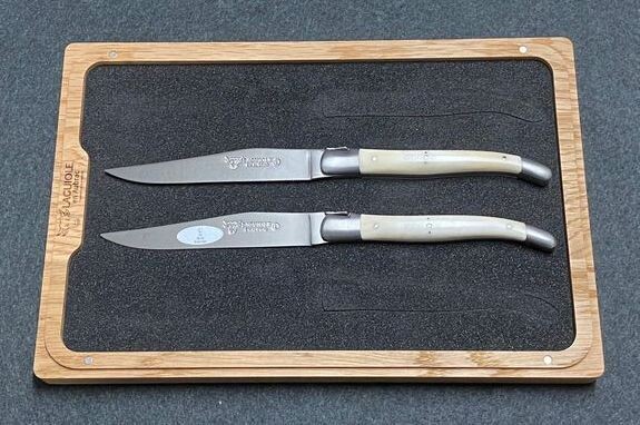 2 Stück Steakmesser Tafelmesser Laguiole en Aubrac, Griff Knochen weiß 2 Stück Steakmesser Tafelmesser Laguiole en Aubrac, Griff Knochen weiß