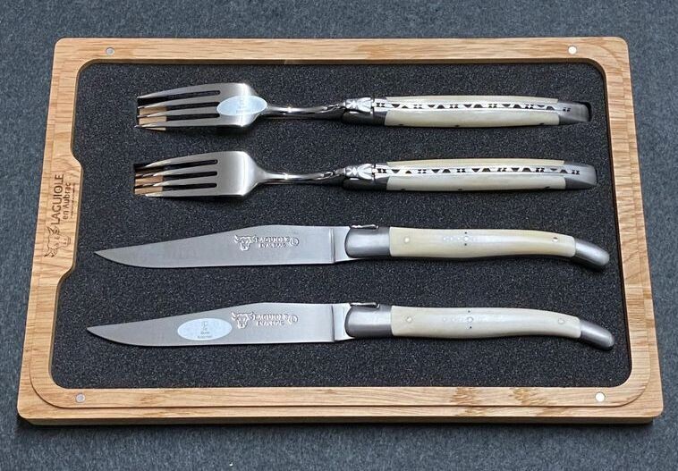 Steakmesser Tafelmesser Set,  Laguiole en Aubrac, Griff  Knochen weiß (zwei Stück Steakmesser und zwei Stück Gabel)