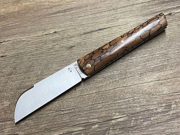 Das Seurre, maritimes Taschenmesser, Design ROBERT BEILLONNET, Griff geflammte Buche cross cut, Ressortverzierung, Schmiede PassionFrance Das Seurre, maritimes Taschenmesser, Design ROBERT BEILLONNET, Griff geflammte Buche cross cut, Ressortverzierung, Schmiede PassionFrance