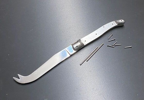 Laguiole Käsemesser-Bausatz, Original Kit aus Thiers, Frankreich, Ressort verziert, Klinge Glanz
