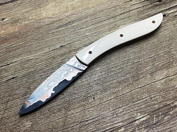 Couteau Névé von Tim Bernard, Mammutelfenbein weiß in Premiumqualität, Klinge 300 Lagen Damast mit Kupfereinlage, Steck-Etui aus Haifischleder (Messer Nr. 1) Couteau Névé von Tim Bernard, Mammutelfenbein weiß in Premiumqualität, Klinge 300 Lagen Damast mit Kupfereinlage, Steck-Etui aus Haifischleder (Messer Nr. 1)