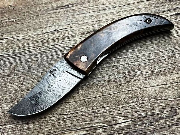 Cornicciolu als Liner Lock, korsisches Hirtenmesser, Griff französische Nussbaumwurzel , Klinge 300 Lagen Damaststahl, Alexandre Musso Cornicciolu als Liner Lock, korsisches Hirtenmesser, Griff französische Nussbaumwurzel , Klinge 300 Lagen Damaststahl, Alexandre Musso