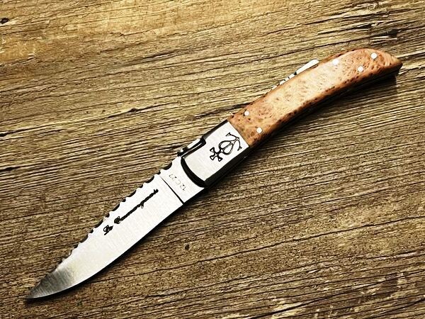 Le Camarguais, französisches Taschenmesser,  geschmiedete Feder, Griff Waholder, Modell Prestige, durchgängig ziseliert