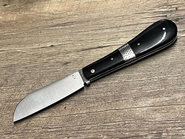 Das Gwalarn Modell Luxe, maritimes Taschenmesser, Design ROBERT BEILLONNET, Griff Büffelhornspitze poliert mit Mitres Centrale aus Mosaikdamast , Klinge RWL 34 Hochleistungsstahl Das Gwalarn Modell Luxe, maritimes Taschenmesser, Design ROBERT BEILLONNET, Griff Büffelhornspitze poliert mit Mitres Centrale aus Mosaikdamast , Klinge RWL 34 Hochleistungsstahl