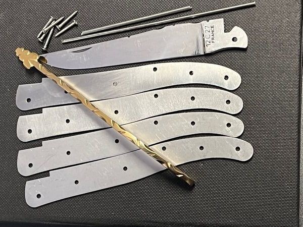 Laguiole Messerbausatz Voller Griff, Original Kit aus Thiers, Frankreich, geschmiedete Feder und Biene verziert 24 Karat vergoldet, Glanz, Doppelplatine, Klinge 12 C 27 Hochglanz, Liseres Laguiole Messerbausatz Voller Griff, Original Kit aus Thiers, Frankreich, geschmiedete Feder und Biene verziert 24 Karat vergoldet, Glanz, Doppelplatine, Klinge 12 C 27 Hochglanz, Liseres