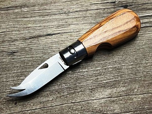 Couteau Fromage, (Käsemesser), Griff Olivenholz, Schmiede Roger Orfevre Thiers Couteau Fromage, (Käsemesser), Griff Olivenholz, Schmiede Roger Orfevre Thiers