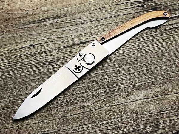 Das Occitan, (Okzitianisches Kreuz) als Liner Lock, französisches Taschenmesser, Griff Olivenholz, Etui, Schmiede Roger Orfevre, Thiers Das Occitan, (Okzitianisches Kreuz) als Liner Lock, französisches Taschenmesser, Griff Olivenholz, Etui, Schmiede Roger Orfevre, Thiers