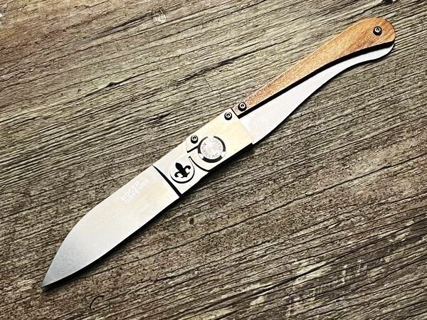 Das Aurillac als Liner Lock, französisches Taschenmesser, Griff Olivenholz, Etui, Schmiede Roger Orfevre, Thiers