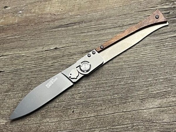 Das Poisson oder Kenavo als Liner Lock, französisches Taschenmesser, Griff Olivenholz, Etui, Schmiede Roger Orfevre, Thiers