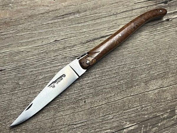 Laguiole en Aubrac 12 cm,  geflammte Buche poliert mit Liseres schwarz, geschmiedete Biene