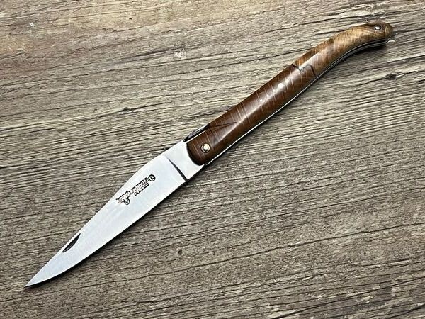 Laguiole en Aubrac 12 cm, geflammte Buche poliert mit Liseres schwarz, geschmiedete Biene, Etui