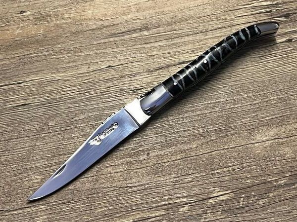 Laguiole en Aubrac 12 cm, geschmiedete Biene, Doppelplatine, Griff Mammutbackenzahn blau, Lederetui